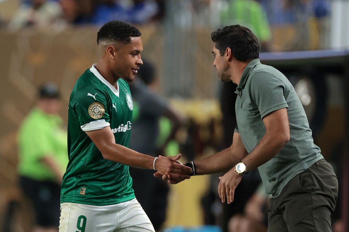 A qualidade de Vitor Roque sempre existiu, porém a vida real não é igual ao videogame.
Contexto é tudo e Abel soube lidar com todo o processo de adaptação do atleta em um novo clube com novas culturas e elenco.

Mérito total ao treinador e comissão por acreditarem no processo!