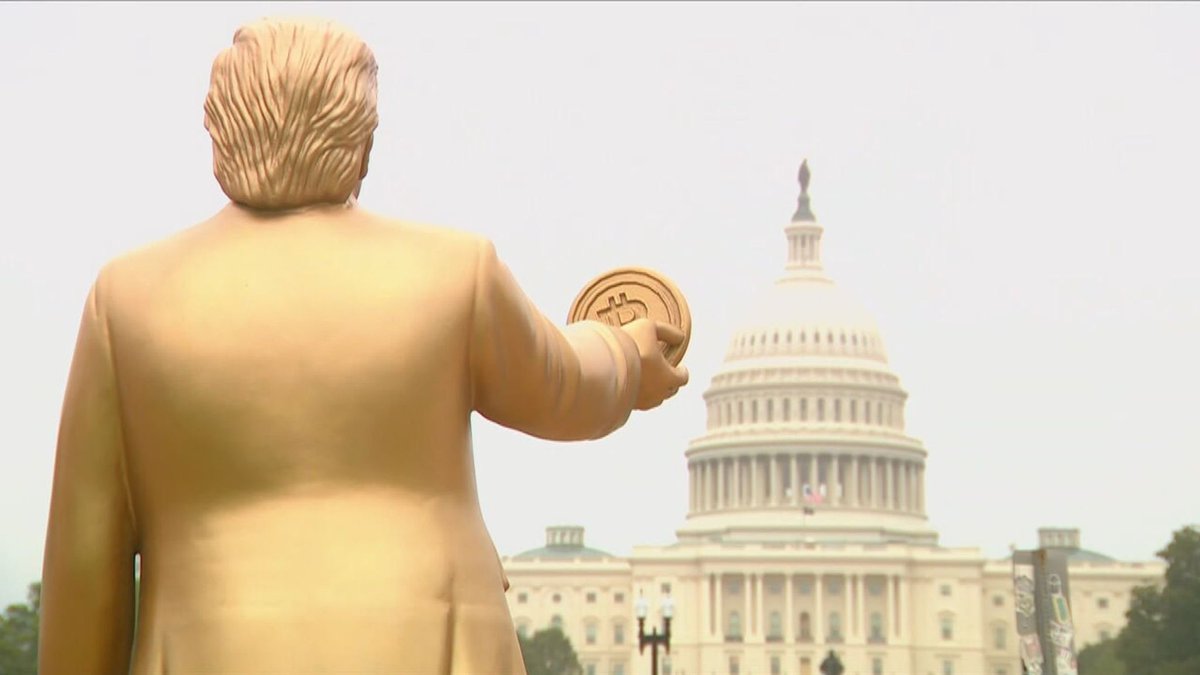 choquei's tweet photo. 🚨ATENÇÃO: Os Estados Unidos colocaram uma estátua gigante do presidente Donald Trump em Washington, na capital do país. https://t.co/h7xzNe9Mr5