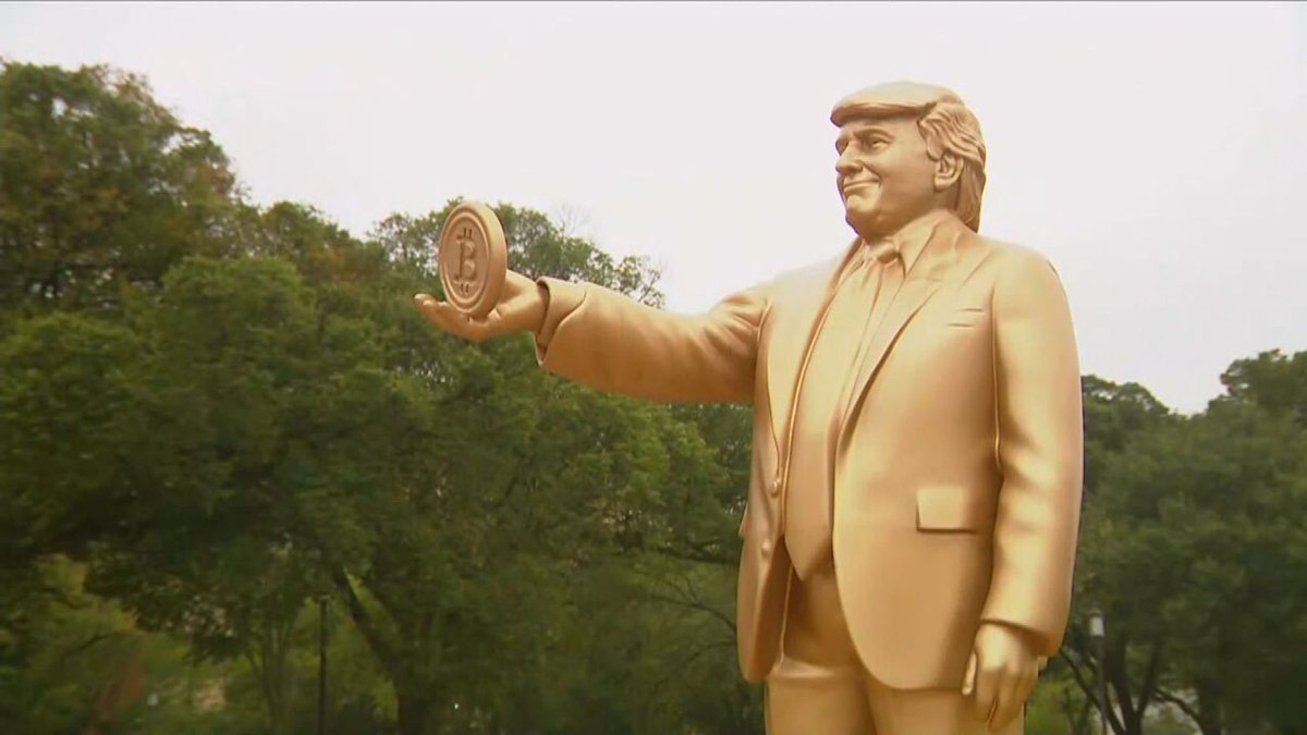 choquei's tweet photo. 🚨ATENÇÃO: Os Estados Unidos colocaram uma estátua gigante do presidente Donald Trump em Washington, na capital do país. https://t.co/h7xzNe9Mr5