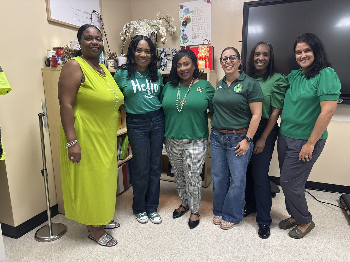 GouldsELMDCPS's tweet image. 👋💚Happy Hello Week! 💚👋
We’re spreading kindness and connection — say hello, make a friend, and brighten someone’s day! 🌟 #HelloWeek #BeKind #mdcpsyourbestchoice