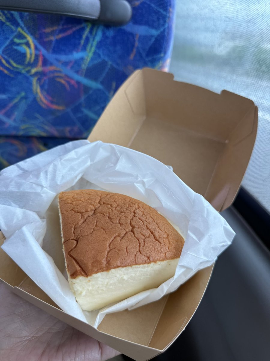 伊丹空港のカフェだと、りくろーおじさんの焼き立てチーズケーキを4分の1サイズ 食べられるよ😋（takeoutもok）
ちょっと食べるのにちょういいサイズ