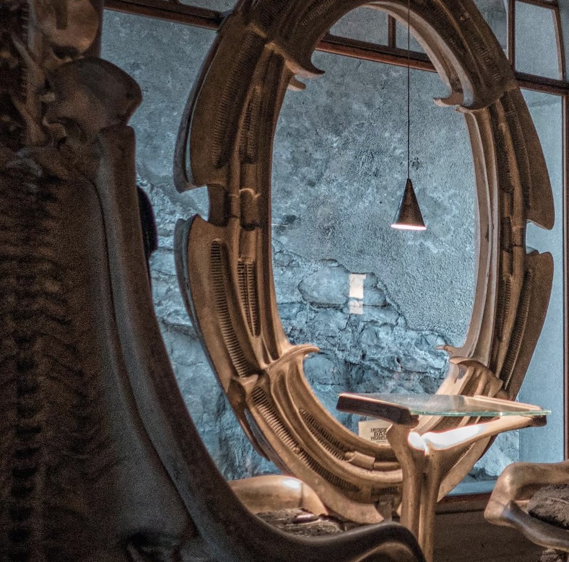 Yaconic's tweet image. ¿Sabías que el legado de H.R.Giger vive en un lugar inédito? En el pueblo medieval de Gruyères, un portal a su mundo nos espera. Además del Museo H.R. Giger, la experiencia se completa en el Giger Bar. 

🔗 bit.ly/4mfuxqB 🔗

#hrgiger #hrgigerart #hrgigerart