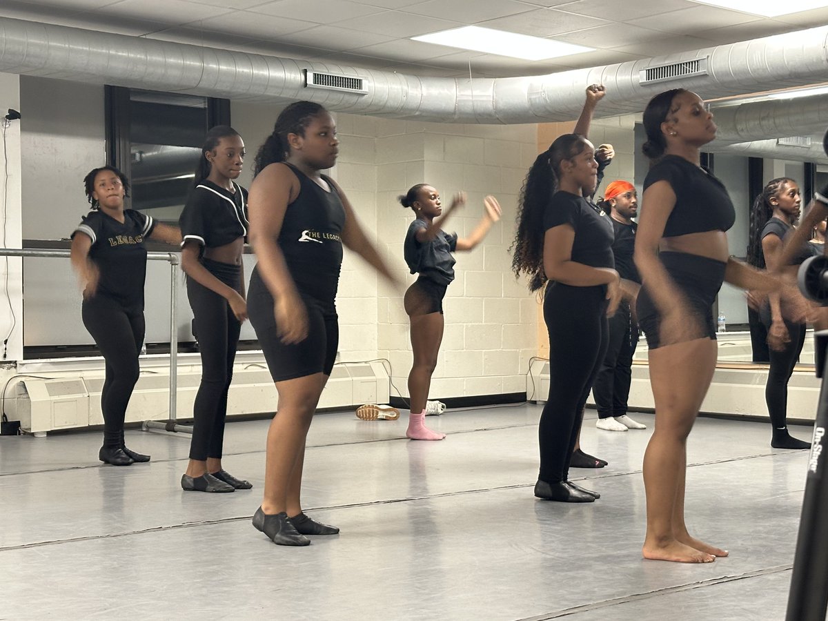 chicagotap3's tweet photo. AT THE MAC!
Both tonight and last night they held a high-energy Hip-Hop masterclass!
Want to bring your own class or creative work to the MAC?
#MayfairArtsCenter #BlackGirlsDance #HipHop #DanceChicago #SouthSideArts #CommunityArts #MACMagic #EmpowermentThroughDance https://t.co/2XMjLYSLTh