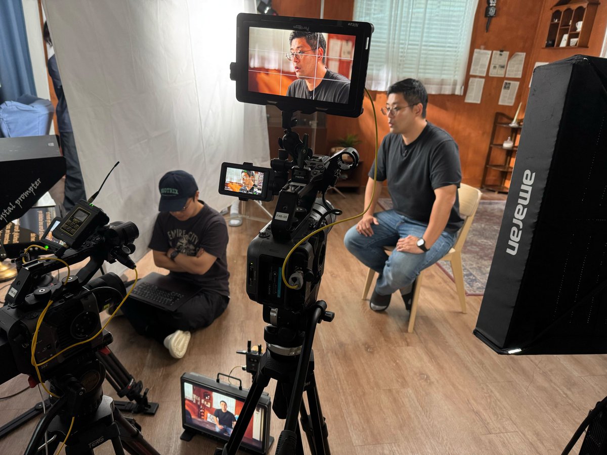 RLWRLD_ai's tweet image. Something’s moving behind the lens.
Hands, code, and light—where Physical AI quietly comes alive.
#RLWRLD #PhysicalAI #Dexterity #Robotics