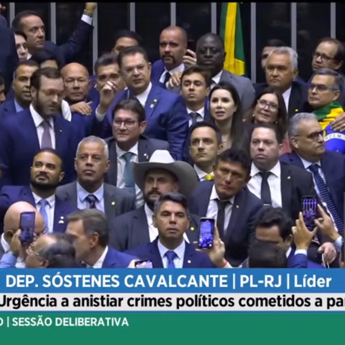 seremosresisten's tweet photo. GIGANTE! Aos 83 anos, Caetano Veloso entra em ação e manda um recado após os deputados aprovarem a PEC da Bandidagem:

“A gente tem que ir pra rua, pra frente do Congresso, como já fizemos outras vezes. https://t.co/IJqHpxdwxk