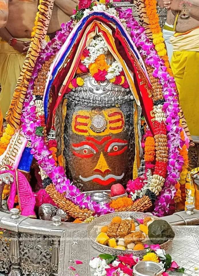 ॐजय श्री बाबा महाकाल जीं,ॐ नमःपार्वती पतये,हर हर महादेव,ऊँ नम: शिवाय:आपका दिन शुभ, मंगलमय व कल्याणकारी हो 
श्री महाकालेश्वर भगवान के ज्योतिर्लिंग रूप के उज्जैन से  आज का दिव्य अलौकिक भस्म आरती श्रृंगार दर्शन,18/09/2025 गुरुवार, आश्विन मास, कृष्ण पक्ष 12(द्वादशी तिथि)