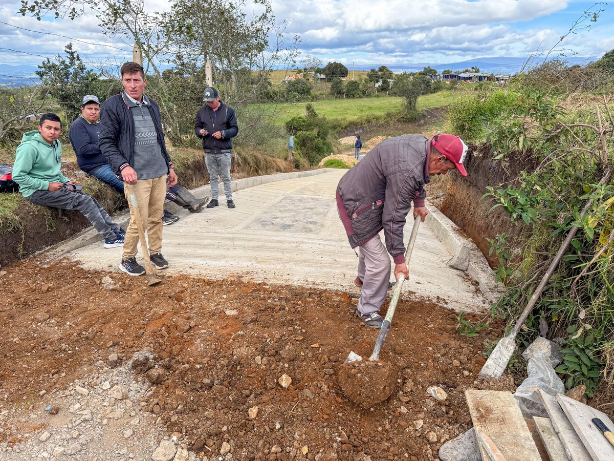 SENABoyaca's tweet image. 👏 Gracias al aprendizaje práctico, los habitantes de la vereda El Salvial ahora cuentan con un acceso digno y seguro 🛣️.

Nuestros aprendices pusieron en marcha sus conocimientos 🧱🔨 para aportar al desarrollo de su comunidad 💪💚

#Campesena #FormaciónQueTransforma #SENABoyacá