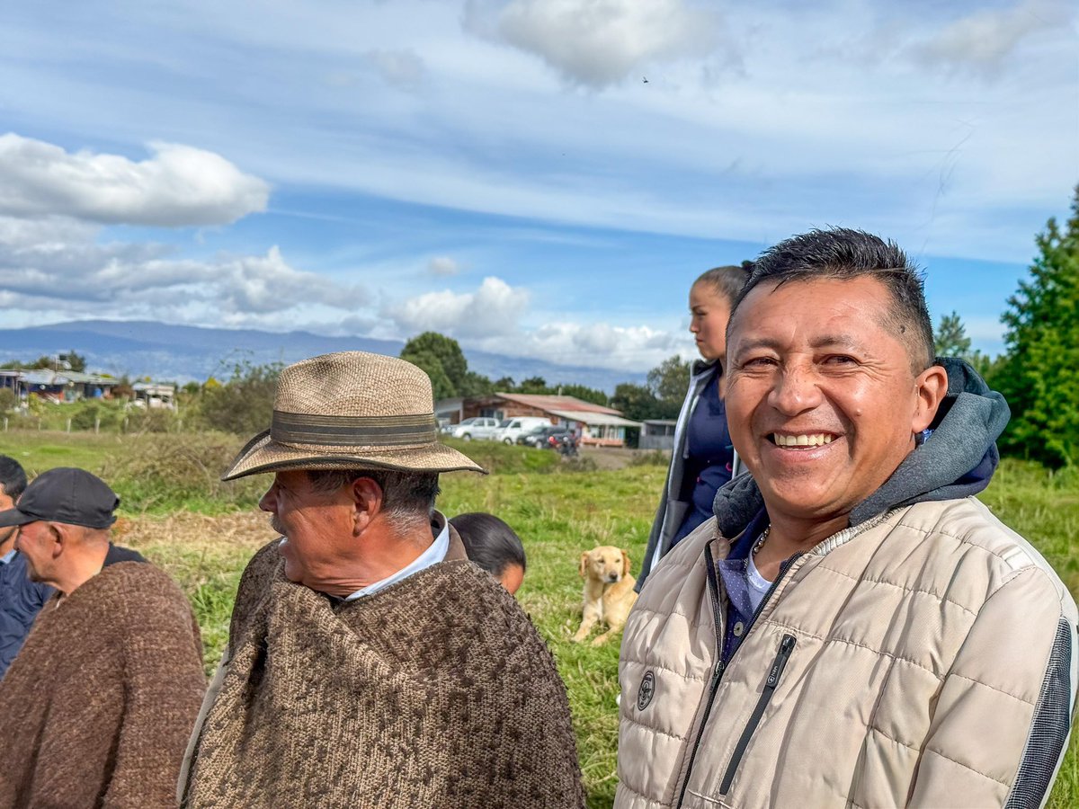 SENABoyaca's tweet image. 👏 Gracias al aprendizaje práctico, los habitantes de la vereda El Salvial ahora cuentan con un acceso digno y seguro 🛣️.

Nuestros aprendices pusieron en marcha sus conocimientos 🧱🔨 para aportar al desarrollo de su comunidad 💪💚

#Campesena #FormaciónQueTransforma #SENABoyacá