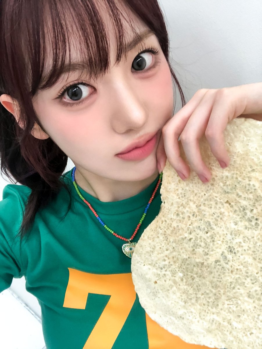 Hatiku 𝙗𝙚𝙧𝙜𝙚𝙢𝙪𝙧𝙪𝙝 untuk TiiiKiii—seperti dentuman yang menghantam dada, merobohkan tiap lapisan kendali yang kubangun. Semakin kuingin membungkamnya, semakin deras ia mengalir dan menguasai seluruh diriku.