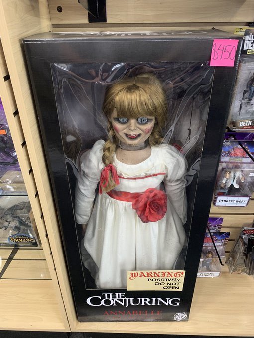 therlwrites's tweet photo. Who tf would buy this? 🙋🏽‍♂️ https://t.co/mVWaIzSNxP