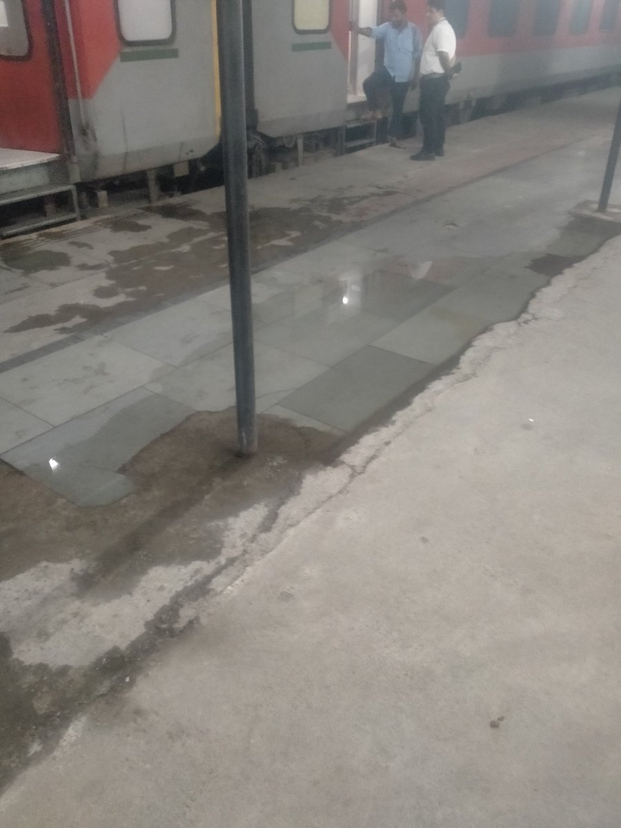 rdalloys's tweet photo. @RailMinIndia @RailwaySeva @IRCTCofficial  water logging at Jaipur Railway station platform no.3. what a shame. https://t.co/iurrxcLvRb