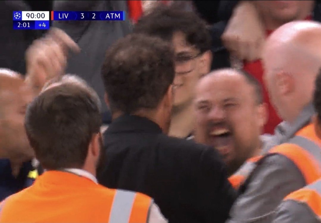 #LFC fan trolling #Simeone after #Virgil scores the winner. Buy that man a beer 🍺 #YNWA #LFCfamily
