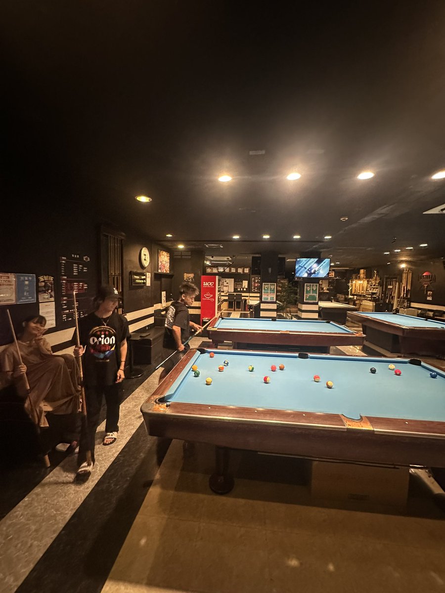 ぱぱ（アイムの彼氏）VSあいらいで、私たち双子勝利‼️‼️  やっぱダーツも勝ってビリヤードも勝っちゃうおれ