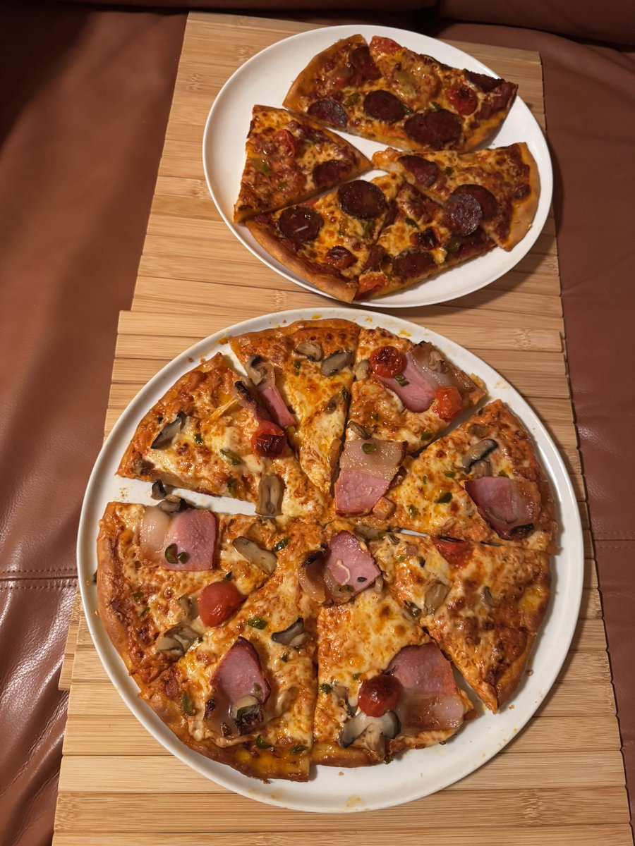 made some homemade pizza x)

nothing fancy but tastes good

hehe