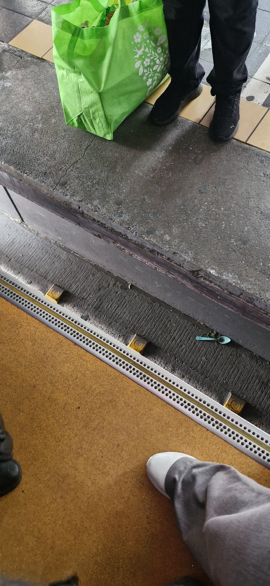 MariMtz93's tweet photo. @MetrobusCDMX el chófer de la unidad toma las curvas a toda velocidad y al llegar a estación frena muy feo...
Adicional, podría acercarse un poco más a la plataforma ya que deja un espacio considerable y alguien puede caer!! https://t.co/hgffcc5Enp