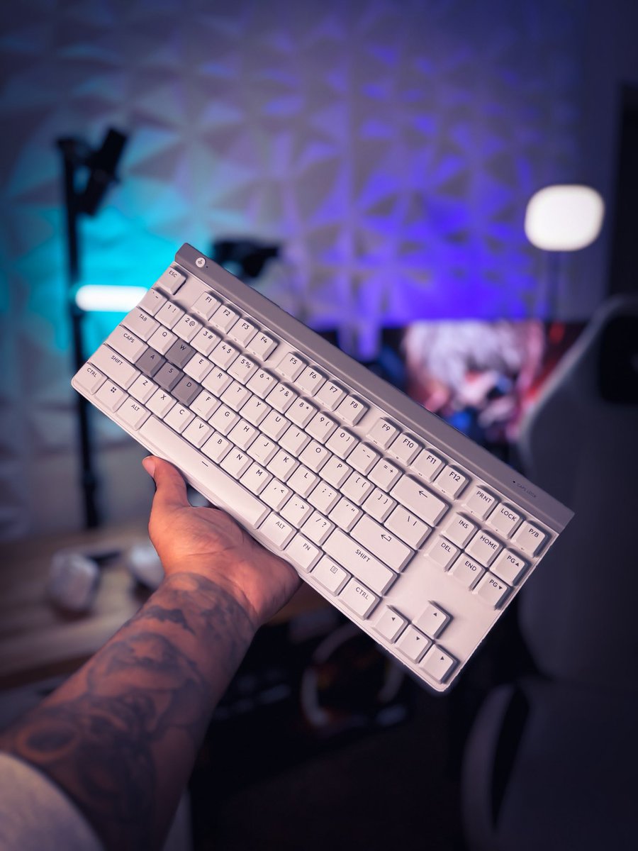itzToonGaming's tweet image. Logitech G515 Rapid TKL has landed! 💙🔥
Taking Speed and precision to the next level, the G515 has magnetic analog switches delivering lighting response times.
New Advanced Gen technology with use of rapid trigger, key priority and multi-point action.
Personalise to your…