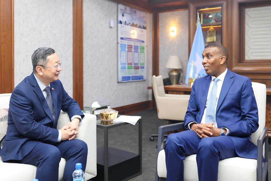 ChineseSomalia's tweet photo. Productive meeting between H.E. @AmbWangYu and PM H.E. @HamzaAbdiBarre at @SomaliPM. Both sides agreed to further deepen the win-win cooperation across various fields and continue to strengthen the longstanding traditional friendship.🇨🇳🇸🇴 https://t.co/5IZruWOr7u