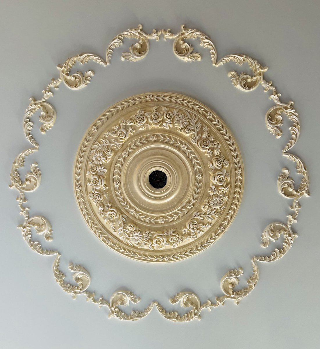 JelberArts's tweet image. Custom ceiling medallion👌sketch, installed &amp;amp; faux finish with gold and Pearl metallic tones #decorativepaint #ceilingmedallion #masterbedroom #ornamental #gold #pearl #nyc
