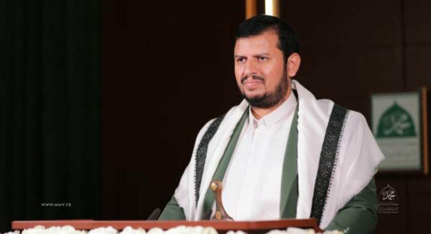 أتى من يُعيدُ المسلمين لمجدهم
أتاكُم (أبو جبريل) يعفِصكُم عفصا

يواجهُ بالله الطواغيت جُملةً
ويحشرُ أمريكا بزاويةٍ حوصا

وفي قادمِ الأيامِ تعطون جزيةً
ولن تسلبوا من أُذنِ مسلمةٍ خُرصا

لهُ الحمدُ ربُّ البرِّ والبحر والفضا
ألانَ لنا سبحانهُ كلَّ ما استعصى

#معاذ_الجنيد⁩