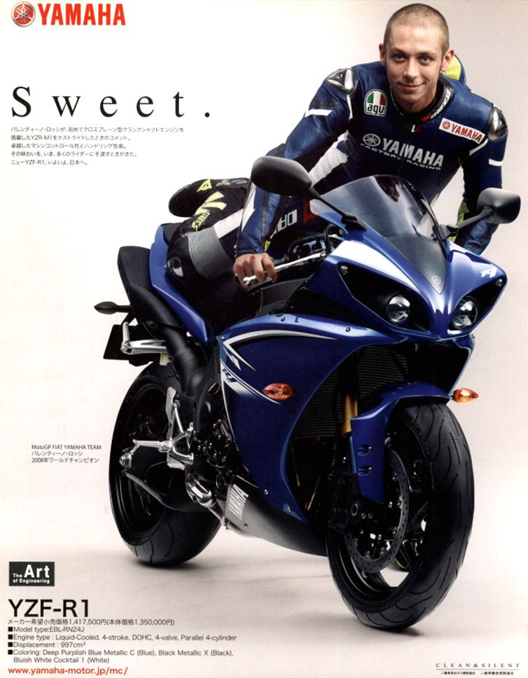 motto_motogp's tweet photo. バレンティーノ・ロッシがヤマハに帰ってきた！ミザノで公式デビューを果たしたヤマハのV4だが、そのマシンが置かれたピットボックスを、ヤマハのレジェンドであるロッシが訪れていたことをヤマハが公開。そこでは装いが大きく変わったかつての恋人を見つめるかのようなロッシの姿が。てか帰ってきたもなにも、ロッシさん一応まだヤマハのブランドアンバサダーやってるんだよね？だとしたら別にこのままV4乗ってコース出てテストしてもらっても何の問題もないはず。なぜやらない。なぜやらせない。この顔見ればロッシさん喜んで乗ってくれるはずですよ。

V4登場はロッシの現役時代からあった話で、ロッシ本人も切望していたことでもある。確か2017年あたりにヤマハのエンジンベンチにV4が乗ったという話さえもあった。だからV4は昨日今日になって急に作られたわけではなく、当時から基礎的な技術研究は行われていたうえでの今回の登場なのだ。

ヤマハで伝説を築いたロッシが、次代を担うV4を走らせて、果たしてどのような感想を漏らすか。現代のエースであるファビオ・クアルタラロのファーストインプレッションがまったく振るわなかったところ、「ドクター」が乗って、ひと言「Sweet！」って言ってくれるだけで1秒は速くなるはずなのに。

📷️ @ yamahamotogp