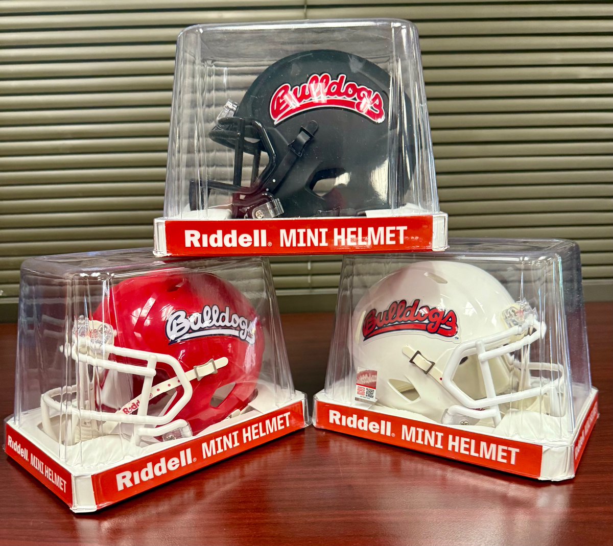 P356Loeffler's tweet photo. Looking forward to a great night at @PointPatioBar. Join us & you could win one of these slick mini helmets from @BulldogLocker. Submit Qs for Coach & Jordan Brown here w/#AskFS https://t.co/s0ChgnVRFZ