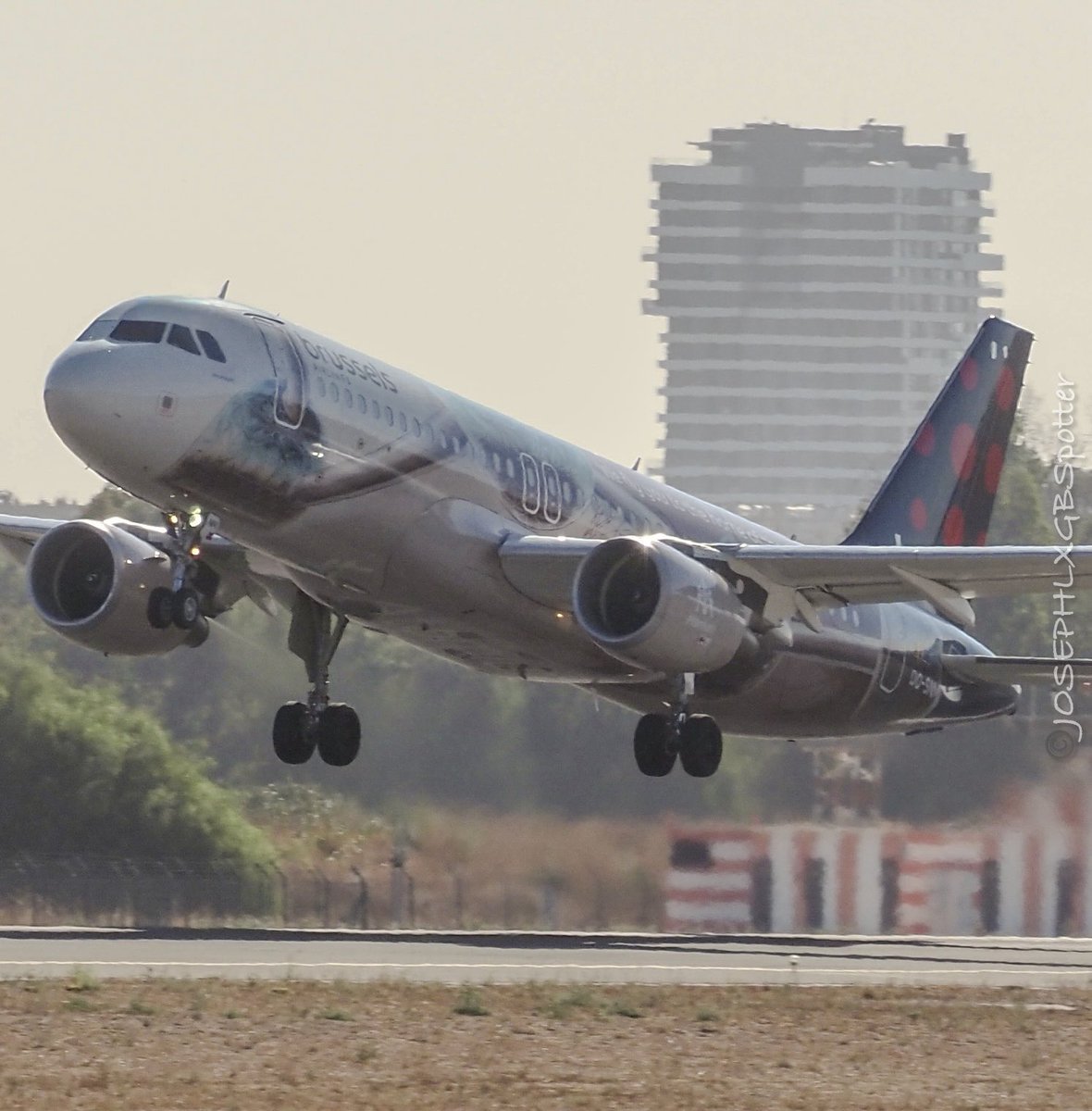Brussels Airlines Airbus A320-214 (OO-SNM) “Amare” Tomorrowland livery climbing out of Málaga–Costa del Sol Airport (AGP) on its way back to Brussels Airport (BRU). Festival vibes in the sky! 🎶✨✈️

#a320 #aviation #planespotting #brusselsairlines #brusselsairport #tomorrowland