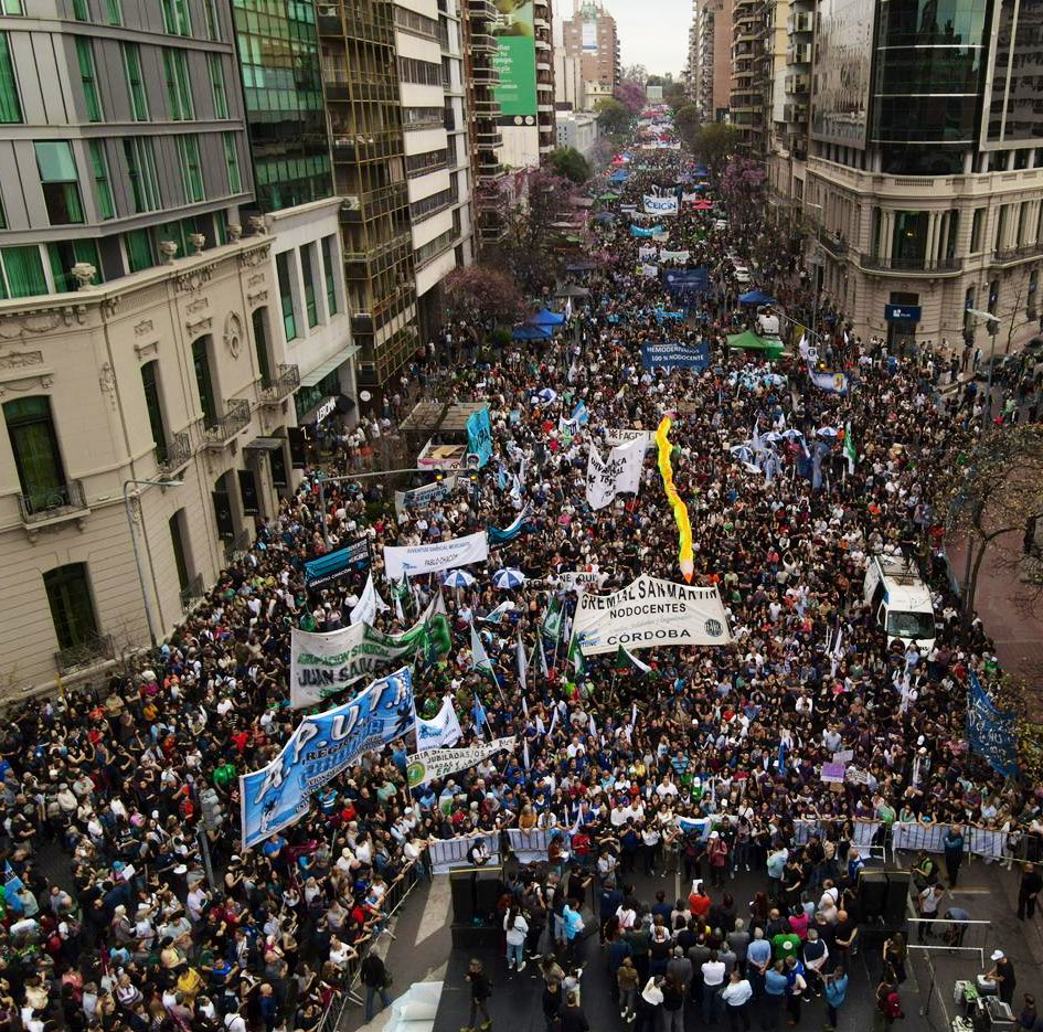 La mejor foto de la marcha universitaria hoy en Córdoba. Aguante la educación pública!