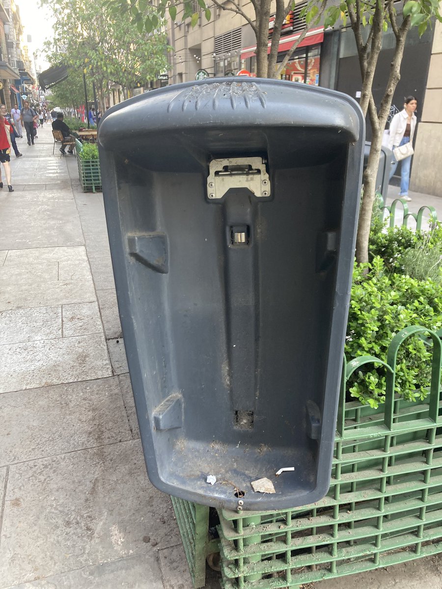 Perbac42's tweet photo. @BA147 y dónde tiramos la basura? Sin control no hay gestión!!! Florida a una cuadra de Plaza san Martín. https://t.co/pZd3VRhsG3