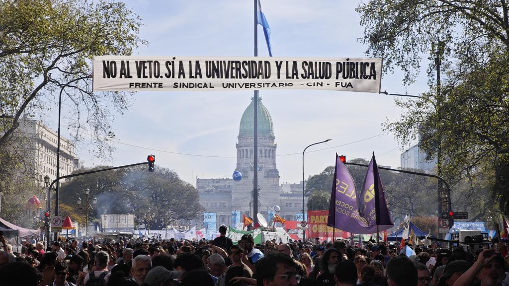 AlexisGuerrera's tweet photo. Una nueva marea de gente junto al fuego de un consenso popular, sosteniendo una bandera gigante que dice "CON LA UNIVERSIDAD Y LA SALUD PÚBLICA NO SE JODE".

Ahora y siempre: en defensa de la inclusión, la igualdad y el desarrollo de nuestro pueblo.

En contra del cinismo, la crueldad y la violencia de un gobierno que le importa más sostener una planilla de Excel que el futuro y el cuidado de la Argentina que gobiernan.