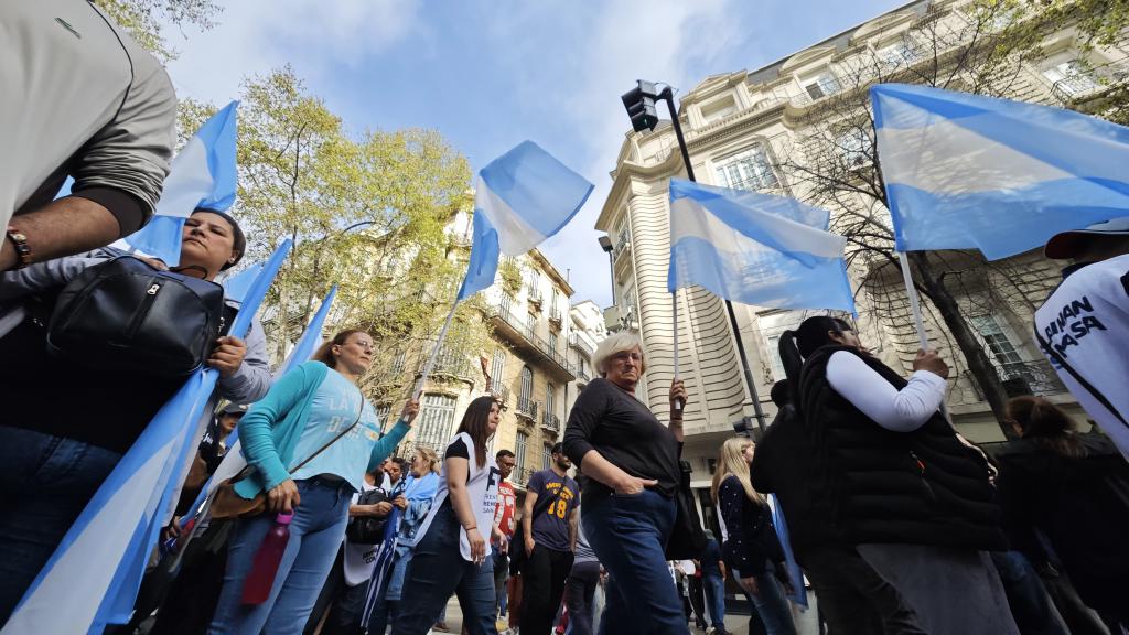 AlexisGuerrera's tweet photo. Una nueva marea de gente junto al fuego de un consenso popular, sosteniendo una bandera gigante que dice "CON LA UNIVERSIDAD Y LA SALUD PÚBLICA NO SE JODE".

Ahora y siempre: en defensa de la inclusión, la igualdad y el desarrollo de nuestro pueblo.

En contra del cinismo, la crueldad y la violencia de un gobierno que le importa más sostener una planilla de Excel que el futuro y el cuidado de la Argentina que gobiernan.