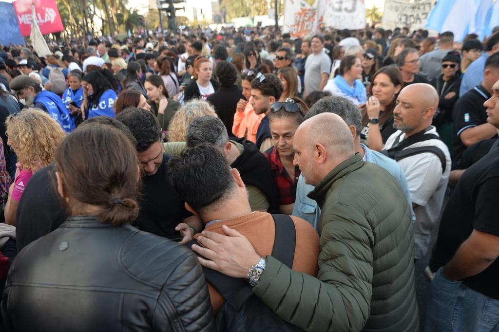 AlexisGuerrera's tweet photo. Una nueva marea de gente junto al fuego de un consenso popular, sosteniendo una bandera gigante que dice "CON LA UNIVERSIDAD Y LA SALUD PÚBLICA NO SE JODE".

Ahora y siempre: en defensa de la inclusión, la igualdad y el desarrollo de nuestro pueblo.

En contra del cinismo, la crueldad y la violencia de un gobierno que le importa más sostener una planilla de Excel que el futuro y el cuidado de la Argentina que gobiernan.