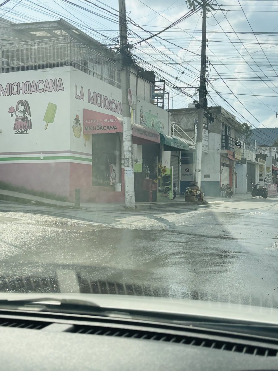 lau_cardenas's tweet photo. @siapagdl seguimos con las aguas negras ayuda por favor 
Calle colegio militar esquina paseo del bosque colonia el fortín ya son 2 dias 
@JuanJoseFrangie @ZapopanGob @Trafico_ZMG @Notisistema https://t.co/jggBCROyuG