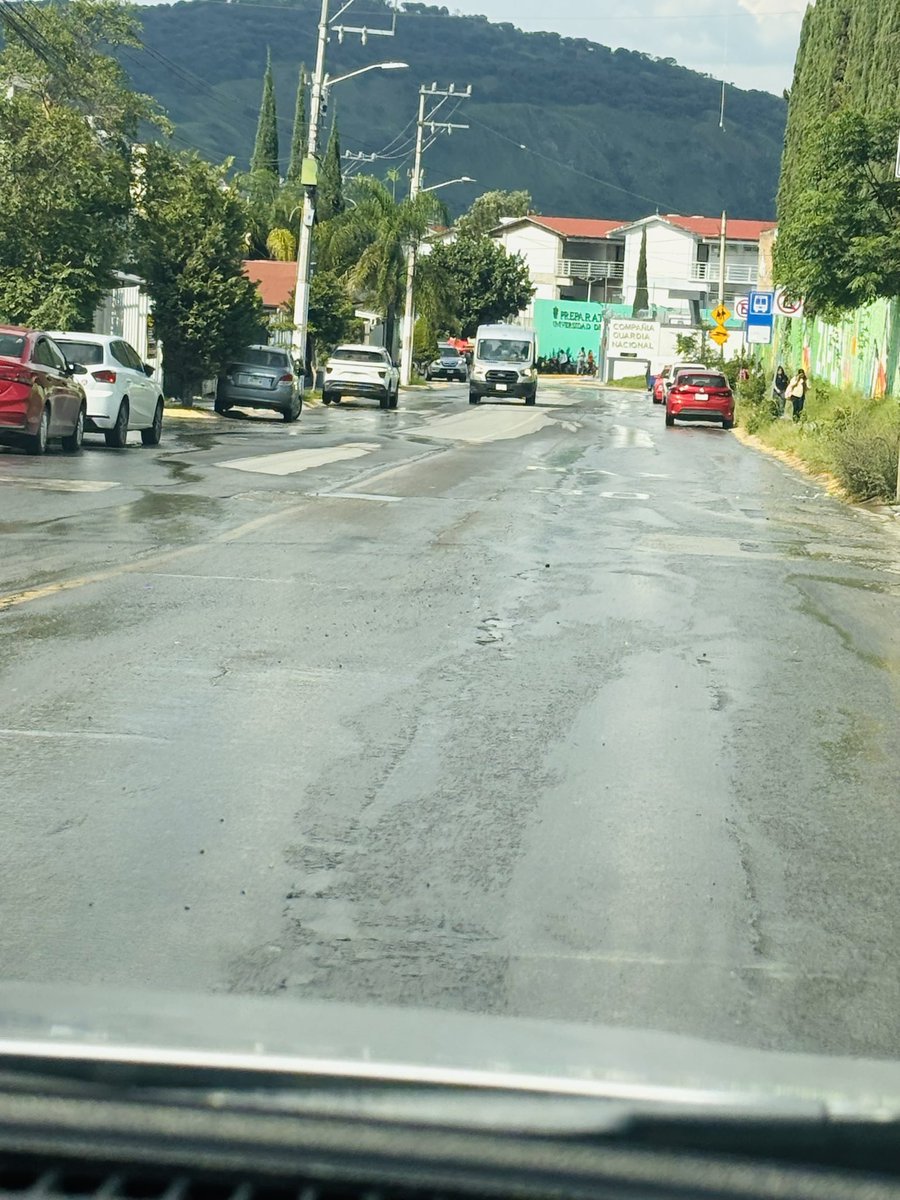 lau_cardenas's tweet photo. @siapagdl seguimos con las aguas negras ayuda por favor 
Calle colegio militar esquina paseo del bosque colonia el fortín ya son 2 dias 
@JuanJoseFrangie @ZapopanGob @Trafico_ZMG @Notisistema https://t.co/jggBCROyuG