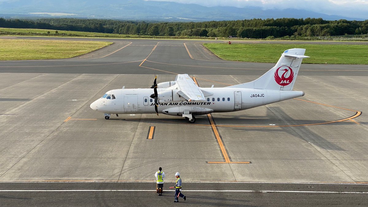 おはようございます

根室中標津空港／北海道中標津町

ちなみに羽田だけでなく
札幌丘珠と新千歳にも就航してる
最近、道内移動は鉄道より飛行機の方が便利な気がする

写真は丘珠からのHAC便
でも機材は #JAC  
長閑でいいなあ

#JAL  #HAC