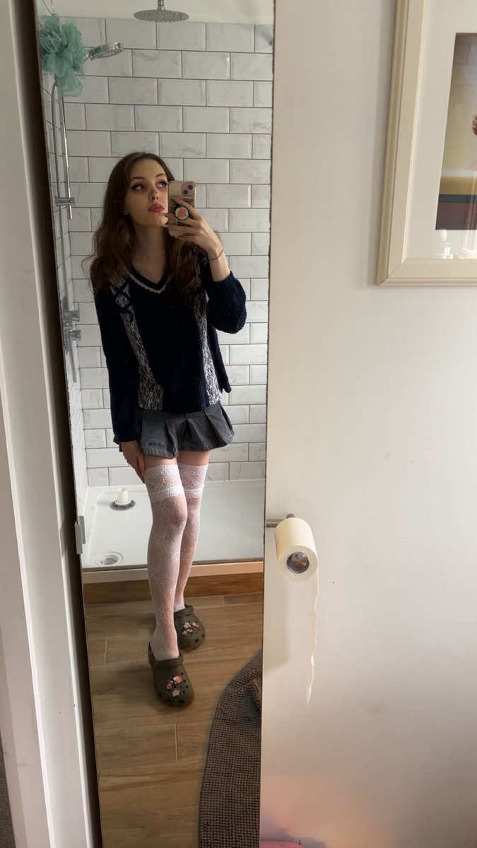lilailanine's tweet image. Maybe if i post enough photos of myself ill stop hating how i look #logic #reasoning #yes also no clothes make me look skinny anymore and my hair not straightened also makes me look fatter somehow