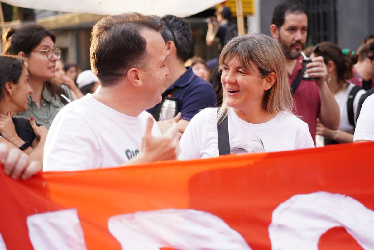 En Rosario dijimos NO al veto de Milei al financiamiento universitario.
Miles en las calles defendiendo la educación pública, gratuita y de calidad.
La universidad es presente y futuro, y no vamos a dejar que la destruyan.