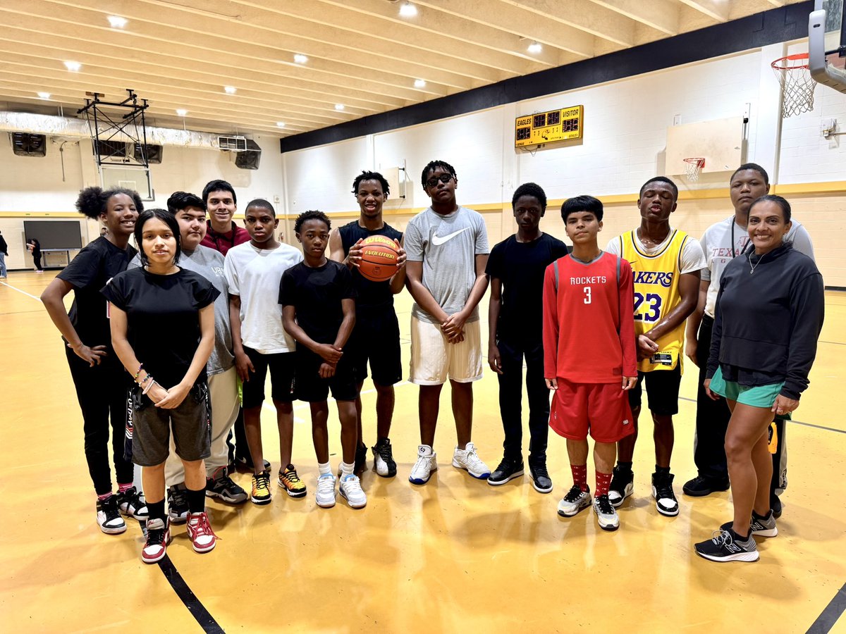 JessCorrickCAPE's tweet image. The @Eisenhower_AISD 🦅 Unified basketball 🏀 team has been practicing and will be ready to take on Davis Hs in their first game of the season. #ape #unified #swoop @AldineISD @aldinesped @drgoffney
