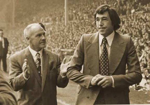 The opening day of the 1973/74 season saw #StokeCity visit Anfield to face Liverpool

Prior to the game, Gordon Banks had announced his retirement, and ahead of kick-off Bill Shankly led a lap of honour for Banksy

📸 the Sentinel