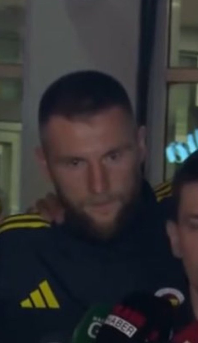 HonoreDeBerke's tweet photo. İrfan’ın elinden kaçırmasından önce fred bi top kaybı yaptı ona sinirlendi yere bakıp bağırdı 2-3 dakika sonra  irfan da elinden golü kaçırıp yiyince tamamen dolup sinirlendi maç sonu hakeme falan itiraz etmeden tebrik edip soyunma odasına gitti takımdan çok rahatsız https://t.co/TMBerRlzS2