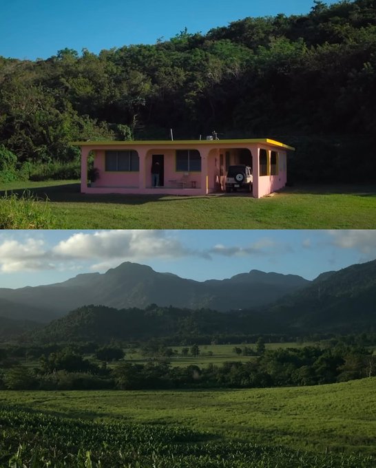 Una casa rosada con techo amarillo, conocida como La Casita, se encuentra en un campo de hierba con árboles y colinas al fondo. Un jeep está estacionado cerca de la casa. Abajo, un paisaje escénico muestra campos verdes, montañas y un cielo parcialmente nublado.