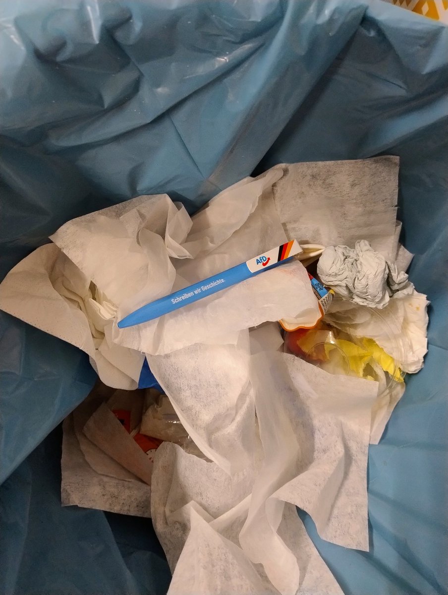Heute als erste Tat auf der Arbeit, Abfall beseitigt.
#AfDVerbotsverfahrenJetzt #AfDmachtDumm