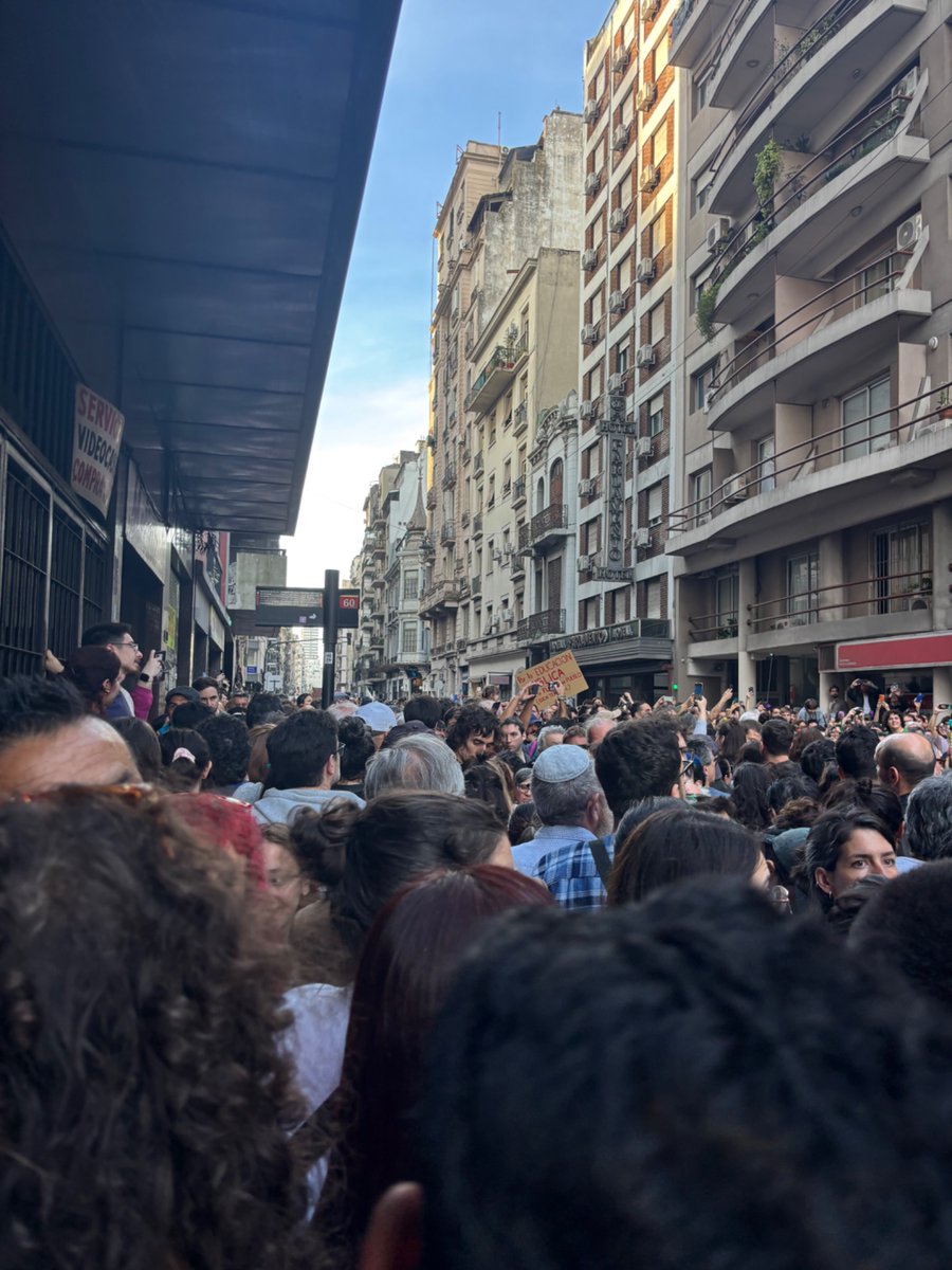 Hay que ensanchar las veredas, el pueblo no entra.