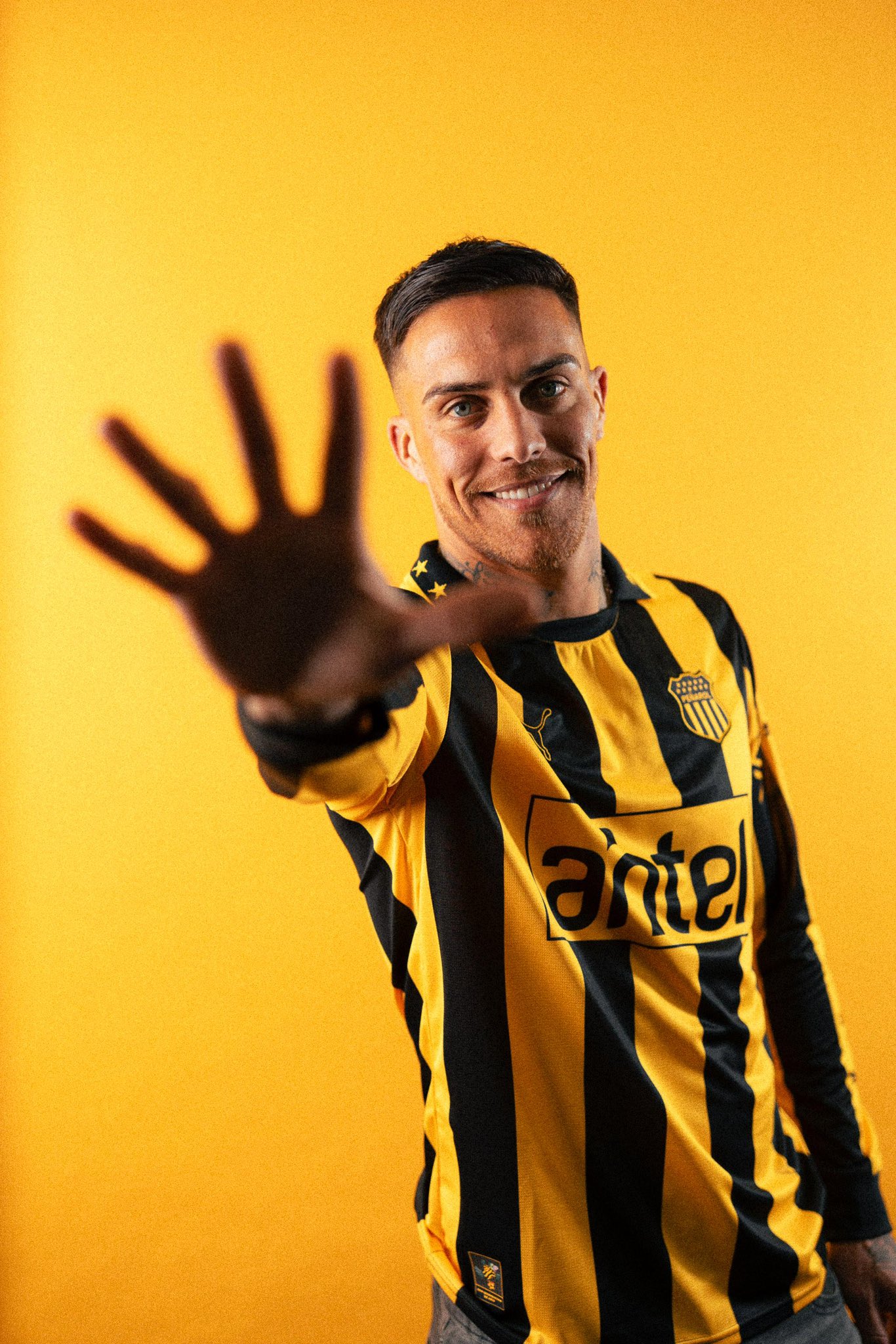 camiseta modelando mendez