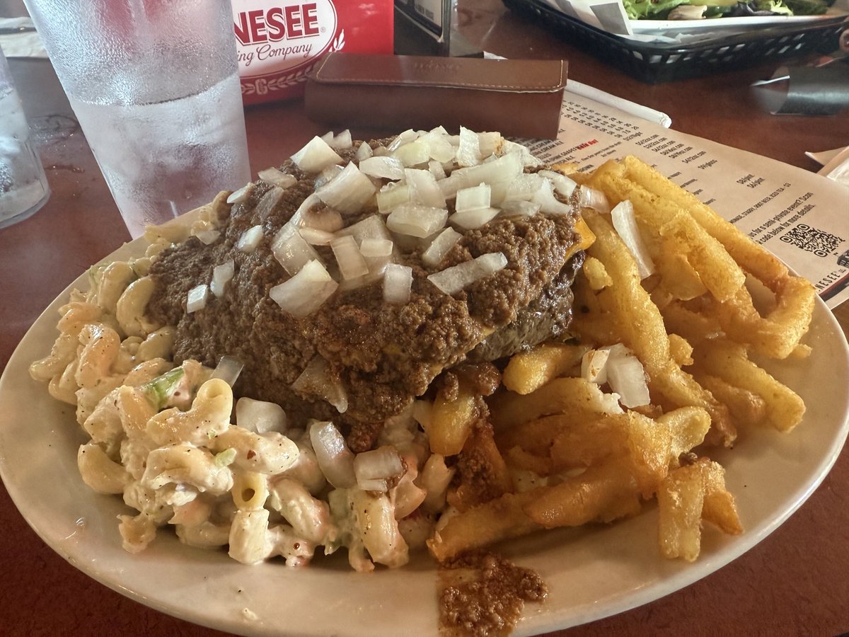 joshlewinstuff's tweet image. Nostalgia tour: @RocRedWings and #garbageplates then the Bills game tomorrow night. (Country Sweet wings and Tom Wahl’s on deck.) Thomas Wolfe was full of crap. You CAN go home again 😎