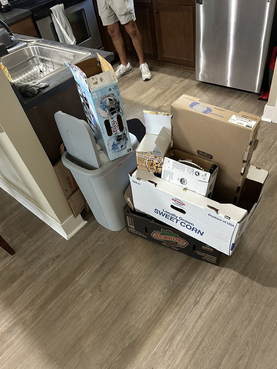 hankrichards0's tweet image. Which roommate will fold first #NotMe
