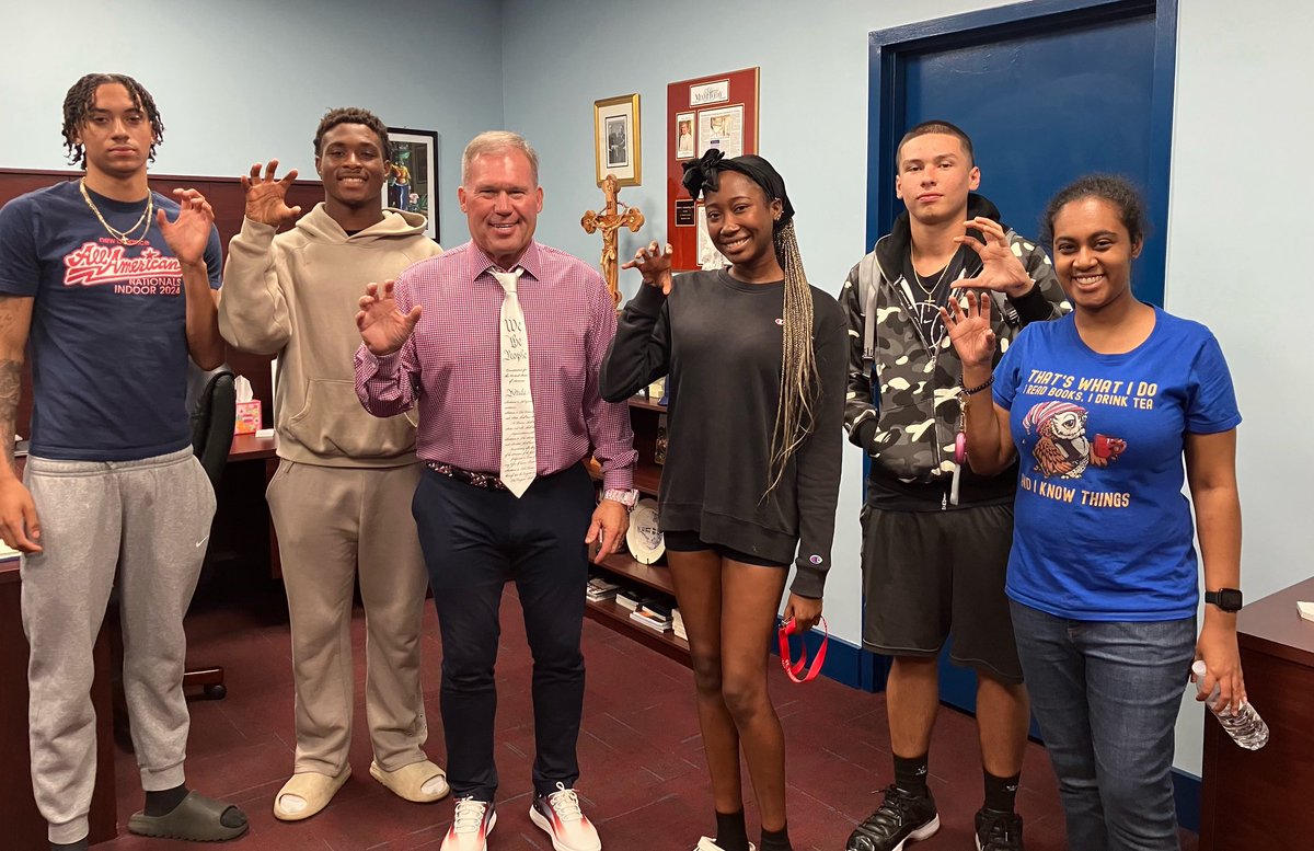 STUPrez's tweet photo. UNI101 students were on a scavenger hunt around campus and stopped me for a chance at an extra point. Always great connecting with our new #STUdents as they learn their way around Bobcat Nation!
#STUMiami #BobcatNation #STUdentSuccess #STUProud #STUfirstyear https://t.co/3uggKpv7yp