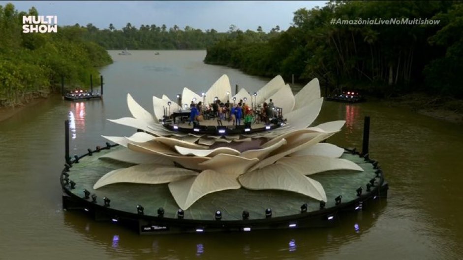 No final das contas, acho que isso acabou representando muito bem a COP em Belém. Uma estrutura estratosférica, no meio da floresta, longe do alcance do povo, com uma “live” que não é ao vivo. Parabéns aos envolvidos! 😍 #AmazôniaLiveNoMultishow