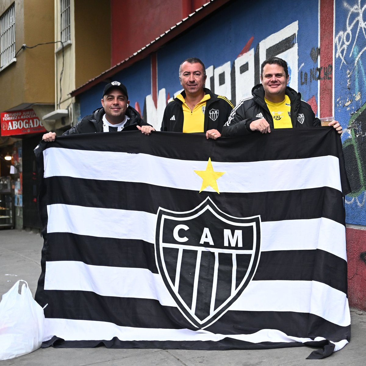 SudamericanaBR's tweet photo. 🤩 Não falta apoio pela #GrandeConquista! 

🇧🇴 @Bolivar_Oficial 🆚 @Atletico 🇧🇷

🏆 Quartas de Final | CONMEBOL #Sudamericana https://t.co/PH920iwH0H