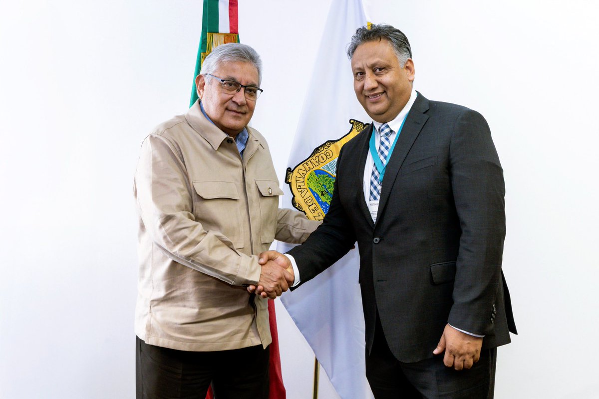 El Srio. Gral. del #SNTE, Mtro. Alfonso Cepeda Salas, y el dirigente de <a href="/ComSnte51/">SNTE51</a>, <a href="/R_AlfredoGP/">Alfredo Gómez Palacios</a>, acordaron estrategias para mejorar las condiciones laborales de los agremiados en #Puebla.
#JusticiaLaboral