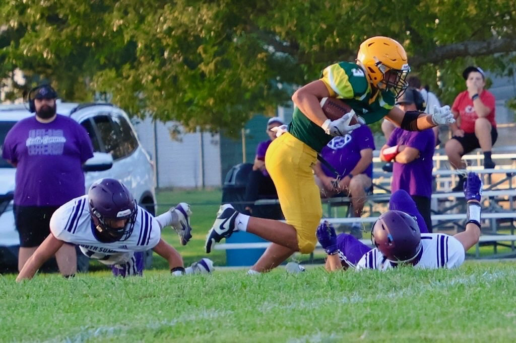 sportsinkansas's tweet photo. Olpe (1A, 1-1) senior Eli Markowitz put on a show Friday night in the Eagles’ 48-0 win over South Sumner. Markowitz was unstoppable, rushing for 203 yards and 6 touchdowns on just 14 carries, averaging nearly 15 yards per touch. Talk about efficiency. After a tough week one loss to Osage City, Olpe bounced back in dominant fashion to move to 1-1 on the year. Head coach Chris Schmidt and the Eagles will look to keep the momentum going as they host Jayhawk Linn this Friday. #sportisnknasas
Photo: Tasia Markowitz